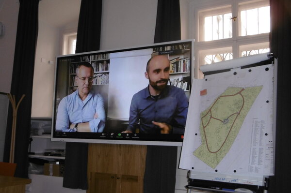 Profesor Marcus Köhler a jeho kolega Christoph Haase při online vysílání.