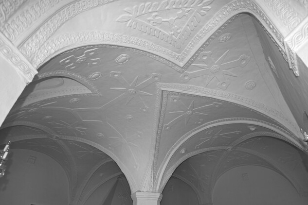 Klenba se štukovou výzdobou v někdejším Cínovém sále v přízemí východního křídla (dnes obřadní síň) (foto Gabriela Čočková, 2018)