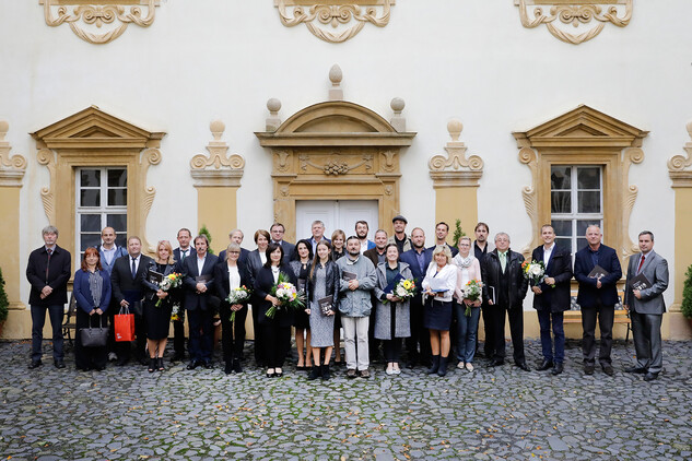 Společné foto všech laureátů s ředitelkou NPÚ Mgr. Naďou Goryczkovou | © autor: Romana Indrová Semelková